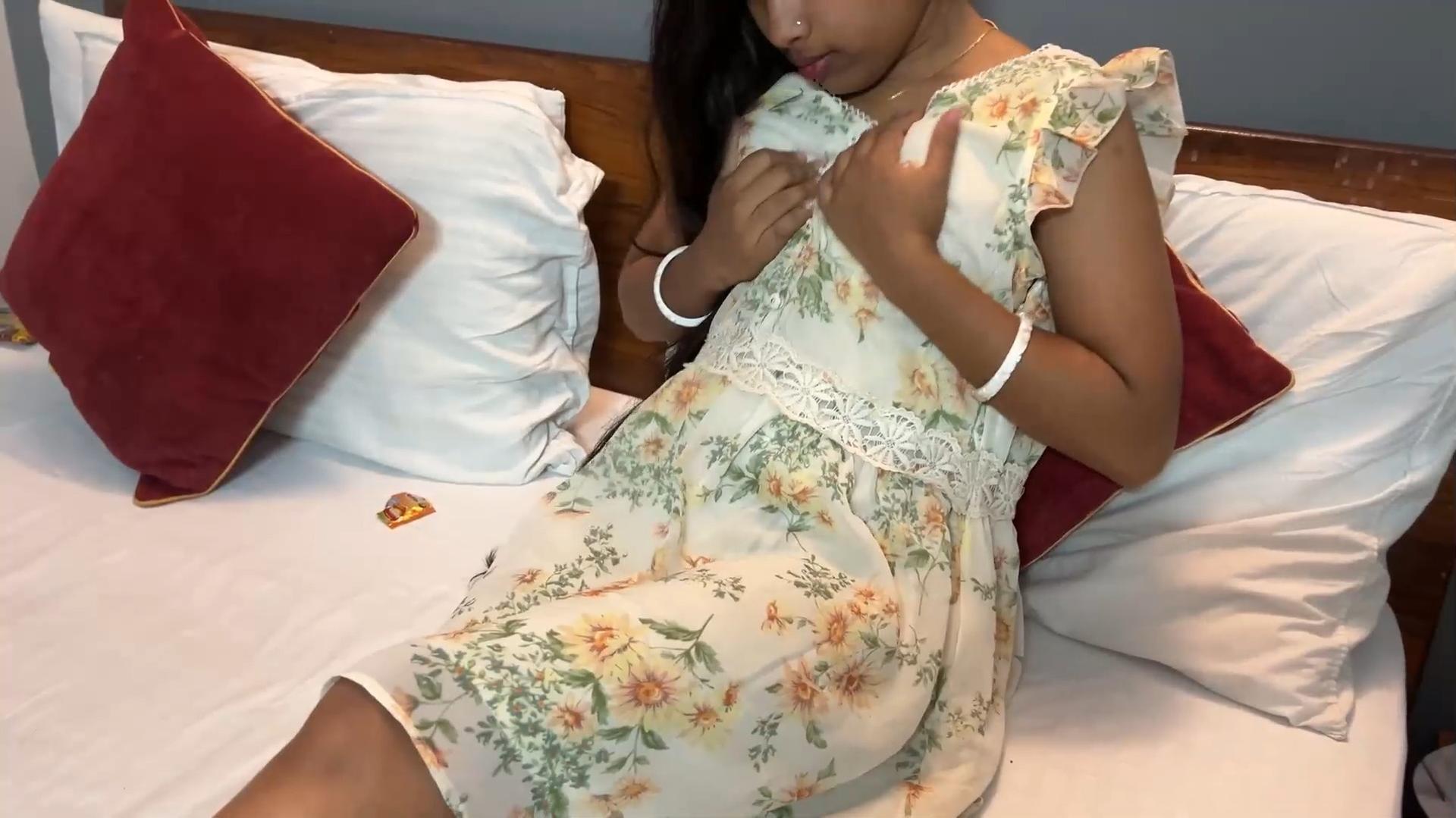 Desi Village Hot Girl Boyfriend Fucked OYO Hotel Room Sex Video