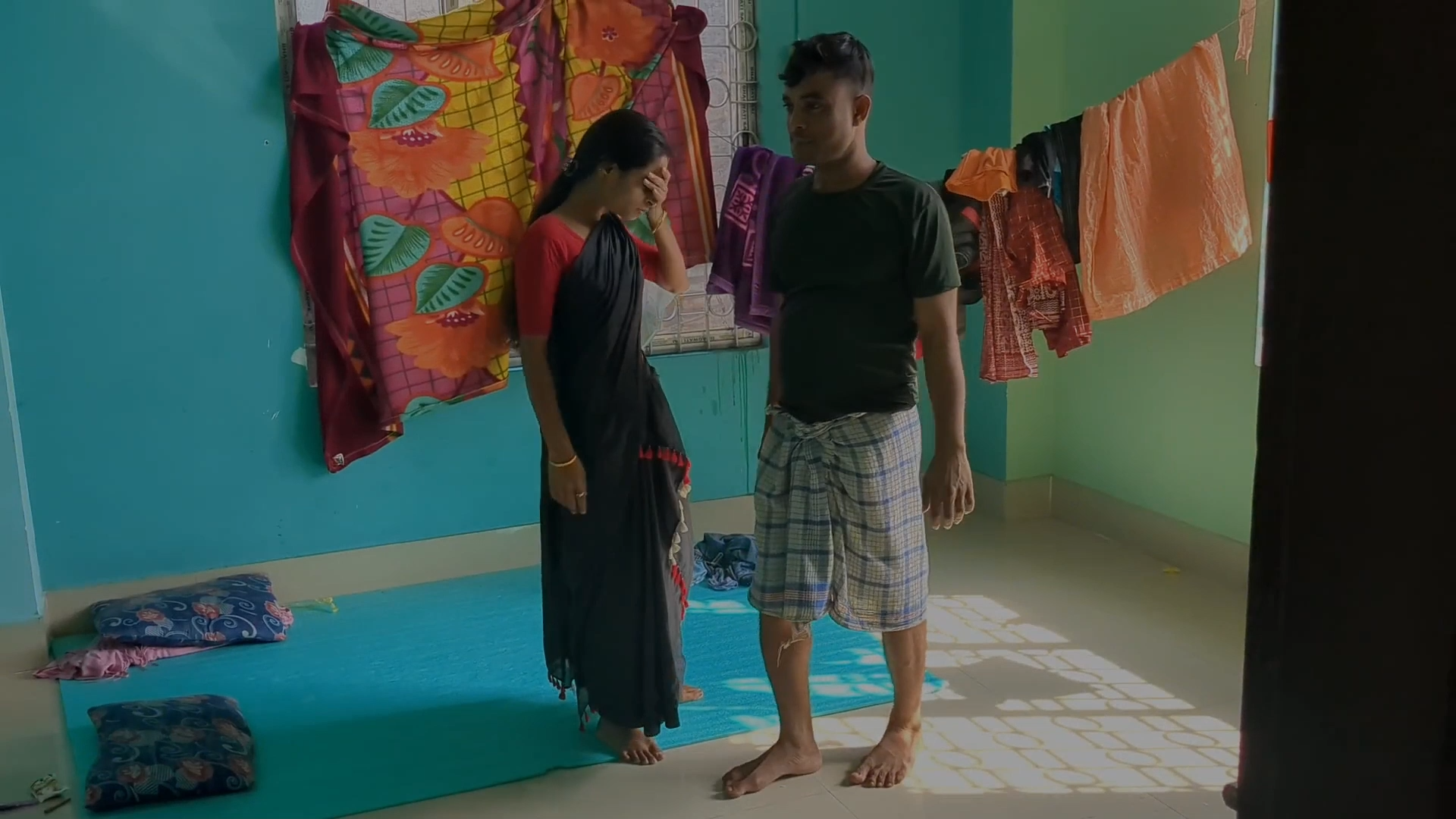 Pati Khet mai, Patni Parosi ke sath Sex krte hue video